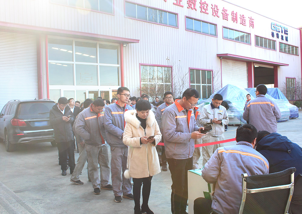 深圳精雕10年來專注研發(fā)了多款數(shù)控機(jī)床！大型精雕機(jī)，大型高光機(jī)，大型雕銑機(jī)等！